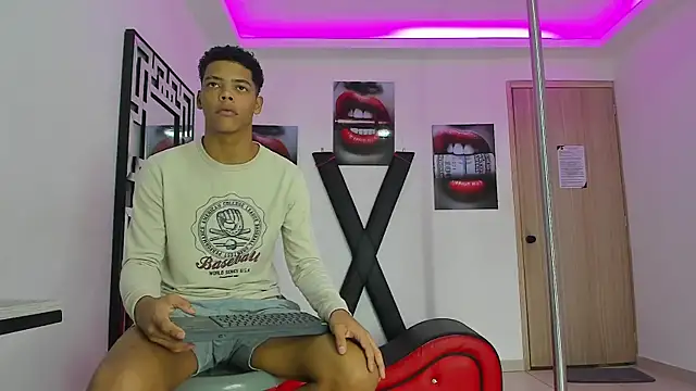 Snapshot of PRETTY_FEM chatting on 10.16.25 PRETTY FEM online show from 10.16.25