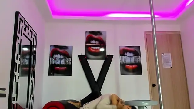 Snapshot of PRETTY_FEM chatting on 10.21.25 PRETTY FEM online show from 10.21.25