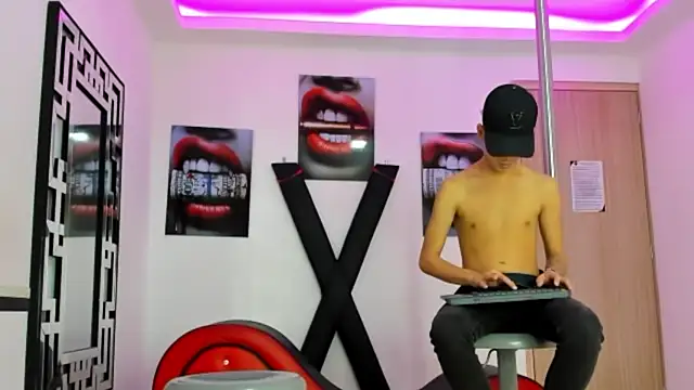 Snapshot of PRETTY_FEM chatting on 10.22.25 PRETTY FEM online show from 10.22.25