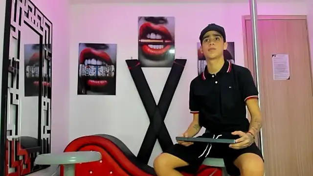 Snapshot of PRETTY_FEM chatting on 10.25.25 PRETTY FEM online show from 10.25.25