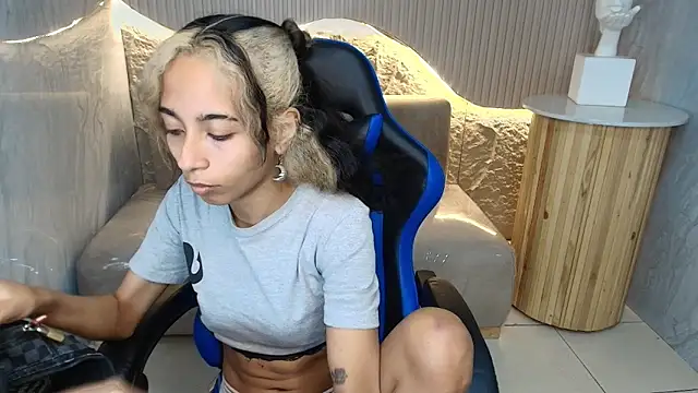 Snapshot of Agnis_ink_r chatting on 10.22.25 Agnis ink r online show from 10.22.25