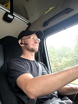 Snapshot of RoadDaddyXL chatting on 10.15.25 RoadDaddyXL online show from 10.15.25