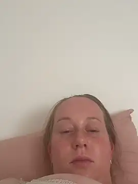 Snapshot of Eflctt chatting on 09.20.25 Eflctt online show from 09.20.25