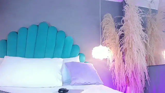 AlassiaHocthner online show from 10.16.25