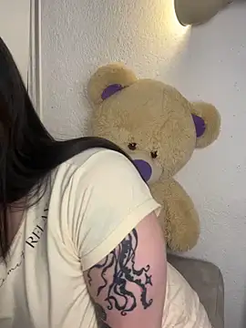 NicoleLeinn online show from 10.22.25