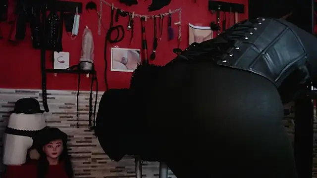 Snapshot of Miss_Mirandaa chatting on 12.13.25 Miss Mirandaa online show from 12.13.25