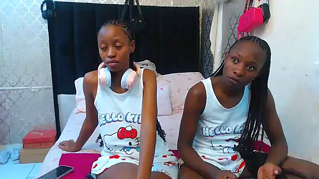 SexyPetitex25 online show from 10.19.25