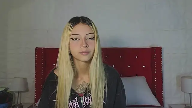 Snapshot of Lucy_n_pink chatting on 11.07.25 Lucy n pink online show from 11.07.25