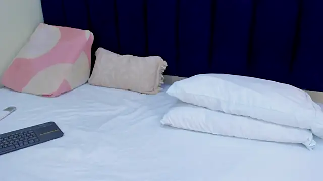 sophieturner mg online show from 03.28.26