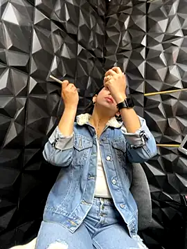 Snapshot of lil_charme chatting on 09.17.25 lil charme online show from 09.17.25