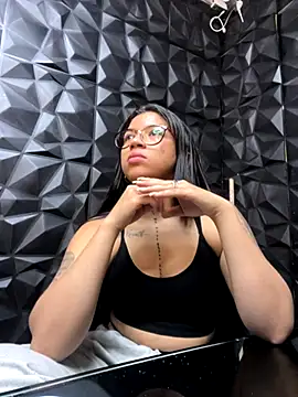 Snapshot of lil_charme chatting on 10.23.25 lil charme online show from 10.23.25