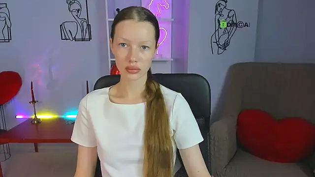 Snapshot of khloebeauty chatting on 09.17.25 khloebeauty online show from 09.17.25