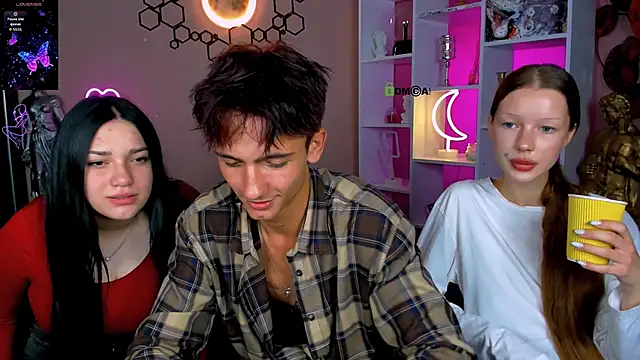 Snapshot of khloebeauty chatting on 09.19.25 khloebeauty online show from 09.19.25