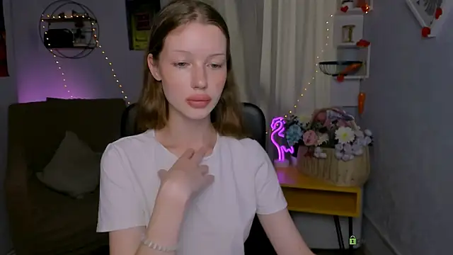 Snapshot of khloebeauty chatting on 06.23.26 khloebeauty online show from 06.23.26