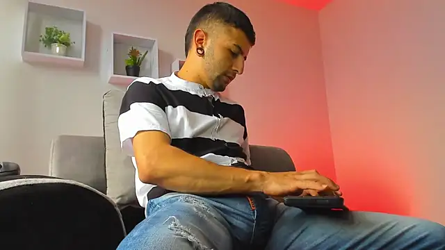 Tayler bennet  online show from 10.07.25