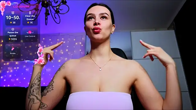 Snapshot of Veronica_Larsson chatting on 04.21.26 Veronica Larsson online show from 04.21.26