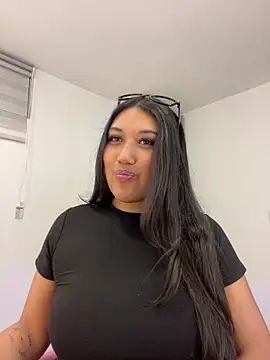 Snapshot of SharaRous chatting on 05.15.26 SharaRous online show from 05.15.26