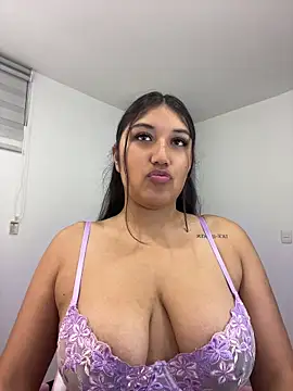 Snapshot of SharaRous chatting on 05.17.26 SharaRous online show from 05.17.26