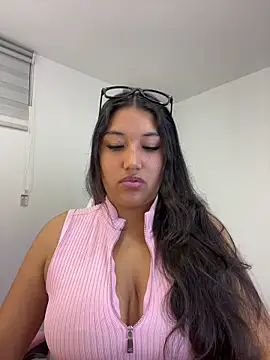 Snapshot of SharaRous chatting on 05.31.26 SharaRous online show from 05.31.26