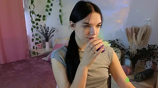 Snapshot of Hey_Caroline chatting on 09.17.25 Hey Caroline online show from 09.17.25