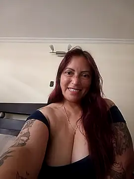 Snapshot of EvelynDuboiss chatting on 10.10.25 EvelynDuboiss online show from 10.10.25