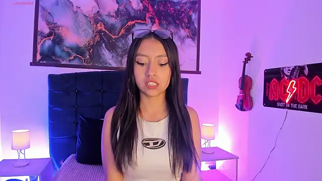 Luna Moo  online show from 11.29.25