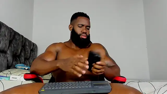 Snapshot of james_musclebbc chatting on 02.10.26 james musclebbc online show from 02.10.26