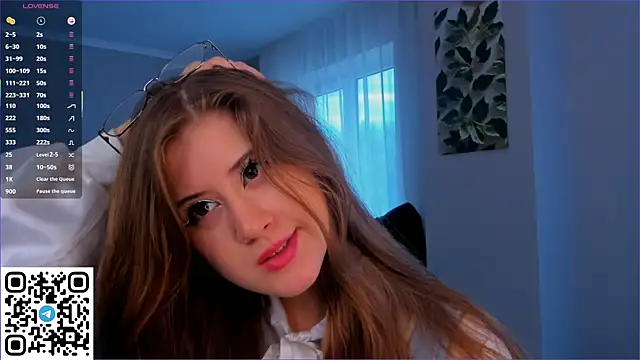 Snapshot of Orivienne chatting on 09.19.25 Orivienne online show from 09.19.25