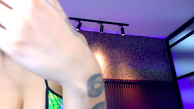 Snapshot of AshleyBaker1 chatting on 11.05.25 AshleyBaker1 online show from 11.05.25