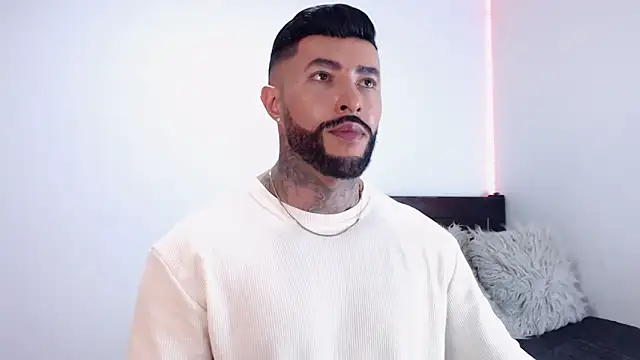 Snapshot of andrea_de_lucaa chatting on 10.10.25 andrea de lucaa online show from 10.10.25