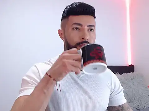 Snapshot of andrea_de_lucaa chatting on 10.22.25 andrea de lucaa online show from 10.22.25