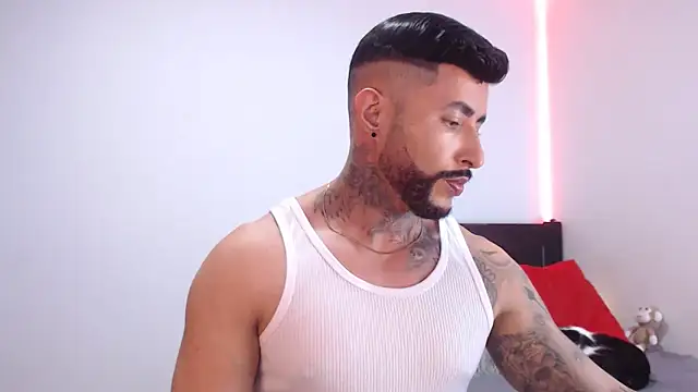 Snapshot of andrea_de_lucaa chatting on 11.12.25 andrea de lucaa online show from 11.12.25