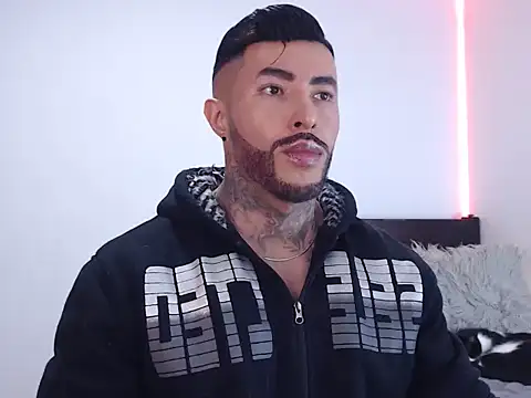 Snapshot of andrea_de_lucaa chatting on 11.22.25 andrea de lucaa online show from 11.22.25