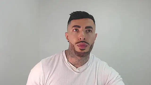 Snapshot of andrea_de_lucaa chatting on 05.04.26 andrea de lucaa online show from 05.04.26