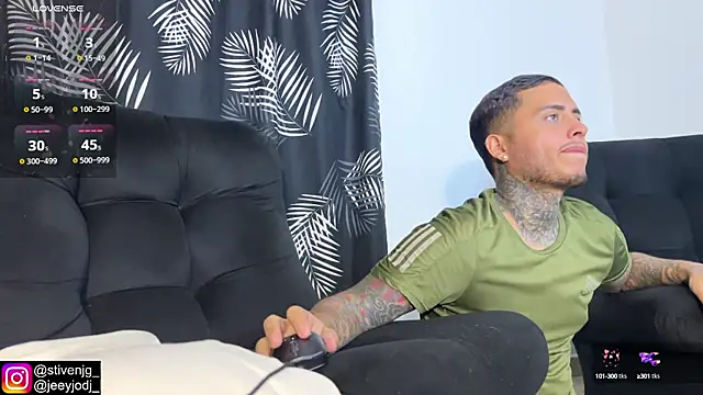 Snapshot of tattoguys_cums chatting on 10.01.25 tattoguys cums online show from 10.01.25