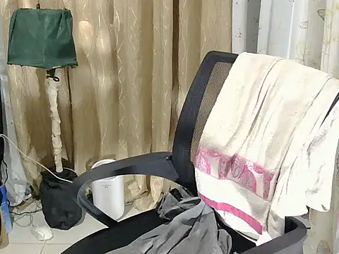 Snapshot of Pink_Scarlet chatting on 11.21.25 Pink Scarlet online show from 11.21.25