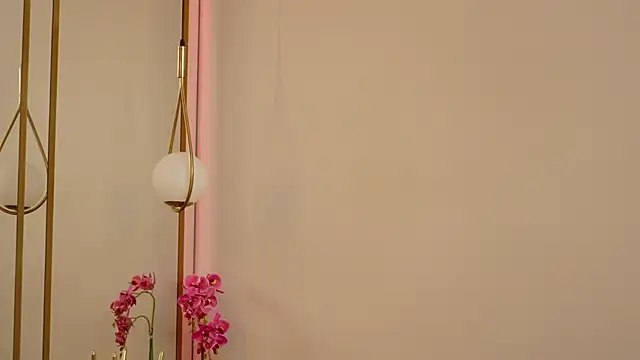 EllaGlow online show from 10.03.25