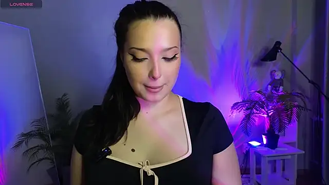 Snapshot of Lucy_louras chatting on 10.15.25 Lucy louras online show from 10.15.25