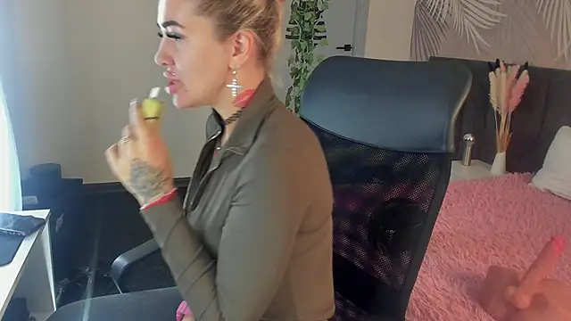 Kira Key online show from 11.03.25