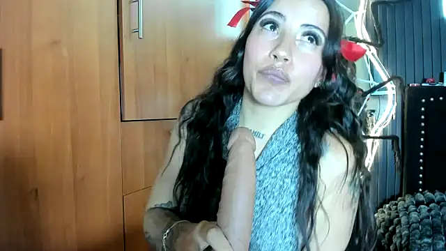 Snapshot of scarletr_red chatting on 11.01.25 scarletr red online show from 11.01.25