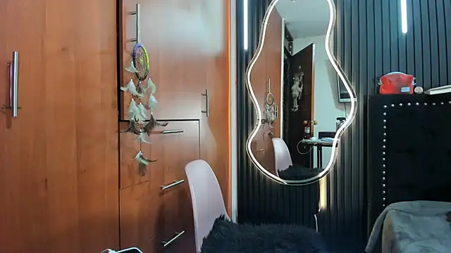 Snapshot of scarletr_red chatting on 12.15.25 scarletr red online show from 12.15.25