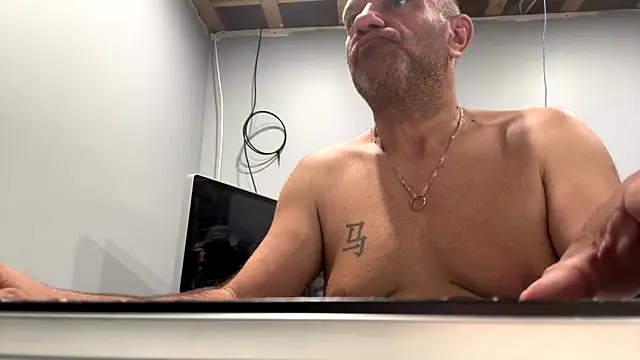 Snapshot of frankyjones8989 chatting on 10.28.25 frankyjones8989 online show from 10.28.25