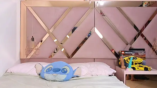 Sophia moo  online show from 10.24.25