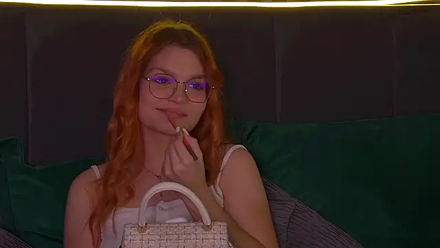 Snapshot of BellaMarebelle chatting on 09.21.25 BellaMarebelle online show from 09.21.25