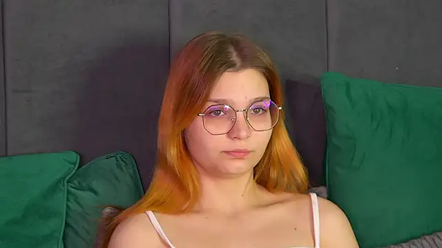 Snapshot of BellaMarebelle chatting on 10.24.25 BellaMarebelle online show from 10.24.25