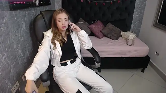 lizzysnow   online show from 09.11.25