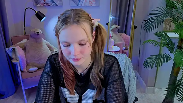 Snapshot of Ginger_Emma chatting on 09.18.25 Ginger Emma online show from 09.18.25