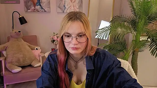 Snapshot of Ginger_Emma chatting on 09.28.25 Ginger Emma online show from 09.28.25