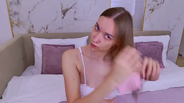 Snapshot of AmadaReine chatting on 09.30.25 AmadaReine online show from 09.30.25