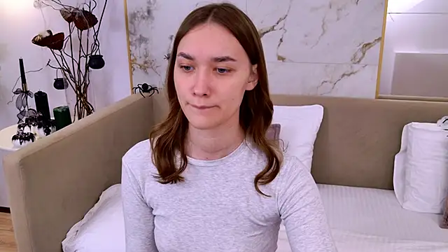 Snapshot of AmadaReine chatting on 10.27.25 AmadaReine online show from 10.27.25